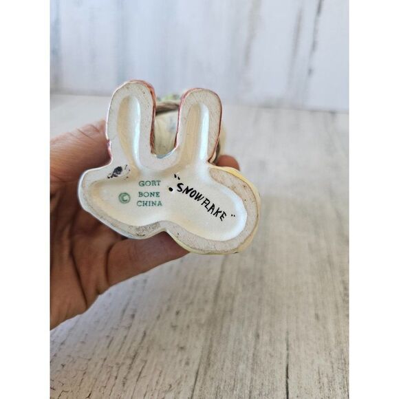 Gort snowflake Eskimo figurine vintage bone china statue girl Chinese Japanese - Picture 9 of 9